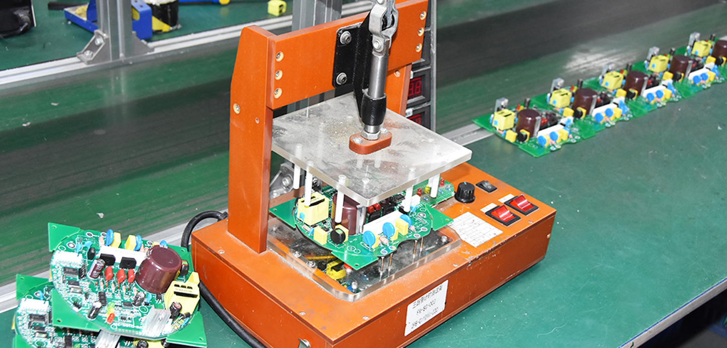 Ausr&uuml;stung zur Leuchtenproduktion