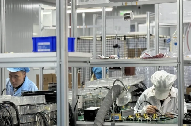 FAMA-Fußgängerampeln mit akustischem Signal und Kunststoffgehäuse: Über 7.500 verkaufte Einheiten im November, im Einsatz an mehr als 1.000 Kreuzungen. FAMA-Fußgängerampeln mit akustischem Signal und Kunststoffgehäuse: Über 7.500 verkaufte Einheiten im November, im Einsatz an mehr als 1.000 Kreuzungen.