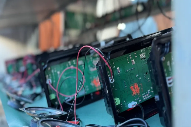 FAMA-Fußgängerampeln mit akustischem Signal und Kunststoffgehäuse: Über 7.500 verkaufte Einheiten im November, im Einsatz an mehr als 1.000 Kreuzungen. FAMA-Fußgängerampeln mit akustischem Signal und Kunststoffgehäuse: Über 7.500 verkaufte Einheiten im November, im Einsatz an mehr als 1.000 Kreuzungen.