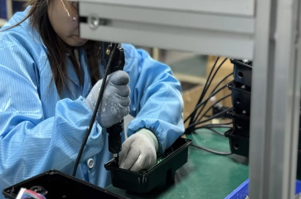 FAMA-Fußgängerampeln mit akustischem Signal und Kunststoffgehäuse: Über 7.500 verkaufte Einheiten im November, im Einsatz an mehr als 1.000 Kreuzungen. FAMA-Fußgängerampeln mit akustischem Signal und Kunststoffgehäuse: Über 7.500 verkaufte Einheiten im November, im Einsatz an mehr als 1.000 Kreuzungen.