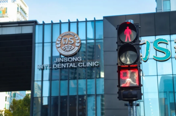 FAMA-Fußgängerampeln mit akustischem Signal und Kunststoffgehäuse: Über 7.500 verkaufte Einheiten im November, im Einsatz an mehr als 1.000 Kreuzungen. FAMA-Fußgängerampeln mit akustischem Signal und Kunststoffgehäuse: Über 7.500 verkaufte Einheiten im November, im Einsatz an mehr als 1.000 Kreuzungen.