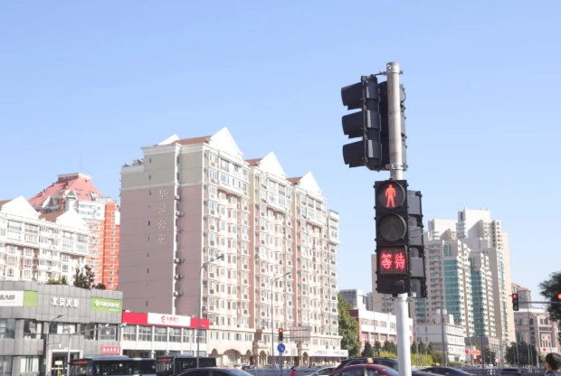 FAMA-Fußgängerampeln mit akustischem Signal und Kunststoffgehäuse: Über 7.500 verkaufte Einheiten im November, im Einsatz an mehr als 1.000 Kreuzungen. FAMA-Fußgängerampeln mit akustischem Signal und Kunststoffgehäuse: Über 7.500 verkaufte Einheiten im November, im Einsatz an mehr als 1.000 Kreuzungen.