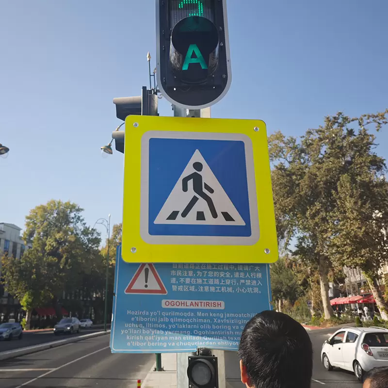 Innenleuchtende Fußgängerüberwegschilder Innenleuchtende Fußgängerüberwegschilder